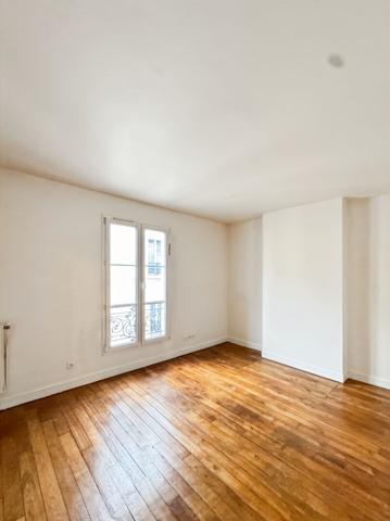 3 pièces lumineux de 55 M². Immeuble en pierre de taille avec ascenseur. Rue de Wattignies Paris 12ème