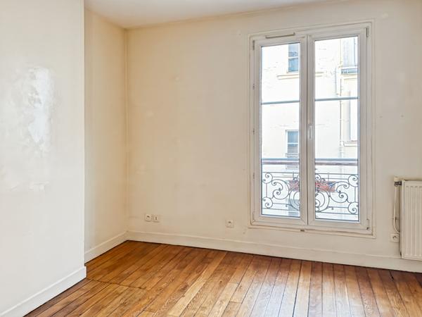 3 pièces lumineux de 55 M². Immeuble en pierre de taille avec ascenseur. Rue de Wattignies Paris 12ème