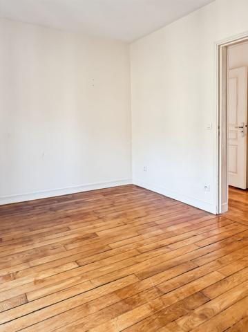 3 pièces lumineux de 55 M². Immeuble en pierre de taille avec ascenseur. Rue de Wattignies Paris 12ème