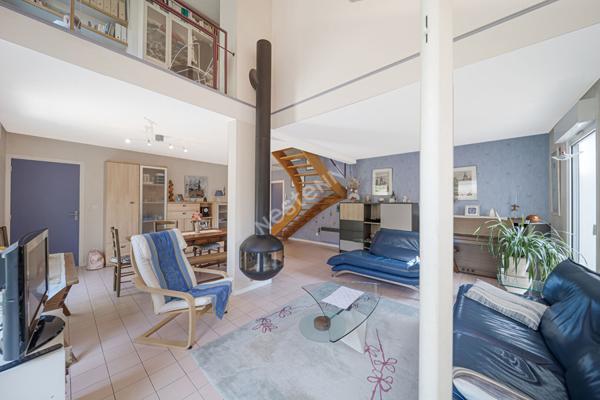 Maison spacieuse à vendre à Chalon-sur-Saône - 4 chambres, jardin et garage !