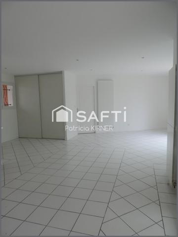 Maison de plain pied 5 pièces 103 m² et garage .