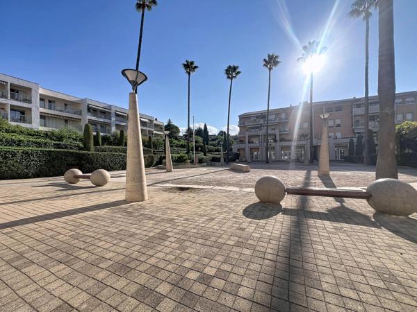 Le Cannet Palestre : Vente Murs Local commercial 67 m2.
