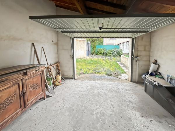 Maison de  plain pied avec grand garage aménageable 