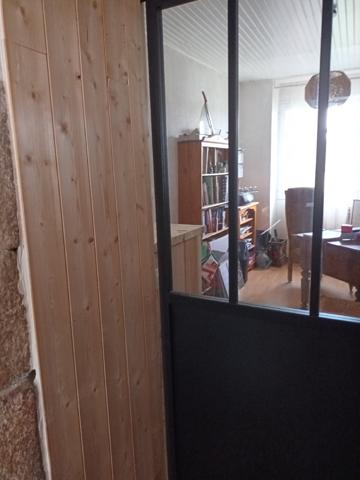 Vans (07140) Les Vans 6 km. Grand mas du 16e avec 5 apparts sur 1,3 hectares pour 30.960 € de revenus locatifs annuels.