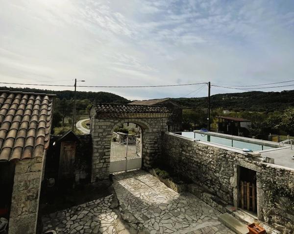 Vans (07140) Les Vans 6 km. Grand mas du 16e avec 5 apparts sur 1,3 hectares pour 30.960 € de revenus locatifs annuels.