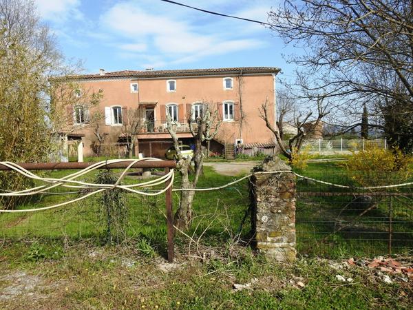 Vans (07140) Les Vans 6 km. Grand mas du 16e avec 5 apparts sur 1,3 hectares pour 30.960 € de revenus locatifs annuels.