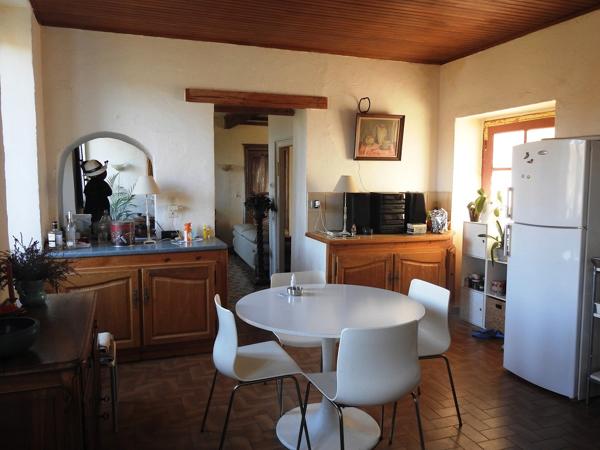 Vans (07140) Les Vans 6 km. Grand mas du 16e avec 5 apparts sur 1,3 hectares pour 30.960 € de revenus locatifs annuels.