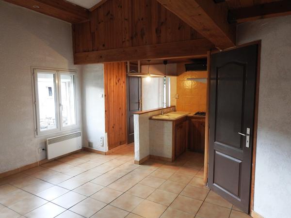 Vans (07140) Les Vans 6 km. Grand mas du 16e avec 5 apparts sur 1,3 hectares pour 30.960 € de revenus locatifs annuels.