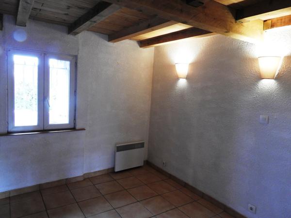 Vans (07140) Les Vans 6 km. Grand mas du 16e avec 5 apparts sur 1,3 hectares pour 30.960 € de revenus locatifs annuels.