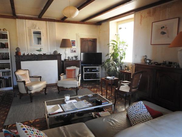 Vans (07140) Les Vans 6 km. Grand mas du 16e avec 5 apparts sur 1,3 hectares pour 30.960 € de revenus locatifs annuels.