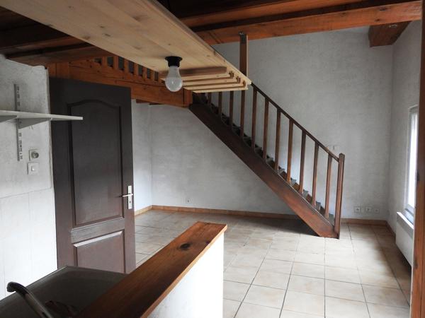 Vans (07140) Les Vans 6 km. Grand mas du 16e avec 5 apparts sur 1,3 hectares pour 30.960 € de revenus locatifs annuels.