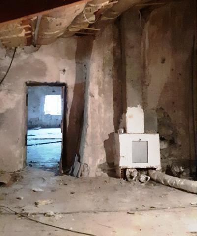 Vans (07140) Les Vans 6 km. Grand mas du 16e avec 5 apparts sur 1,3 hectares pour 30.960 € de revenus locatifs annuels.