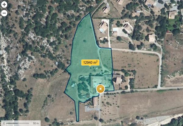 Vans (07140) Les Vans 6 km. Grand mas du 16e avec 5 apparts sur 1,3 hectares pour 30.960 € de revenus locatifs annuels.