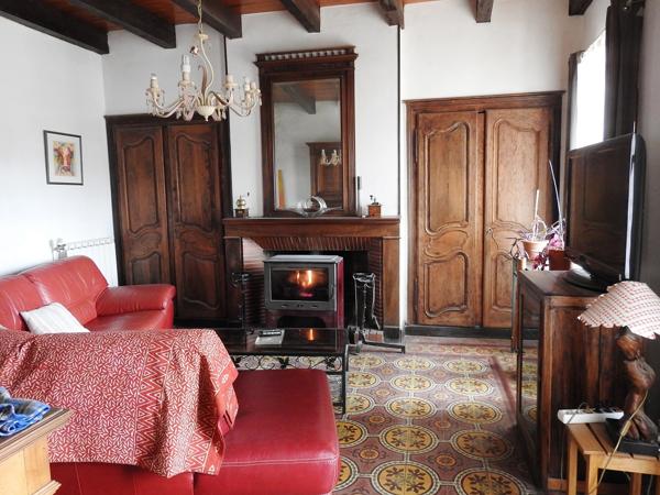 Vans (07140) Les Vans 6 km. Grand mas du 16e avec 5 apparts sur 1,3 hectares pour 30.960 € de revenus locatifs annuels.