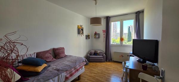 Appartement T2 avec loggia fermée- ascenseur- place de parking privée