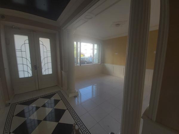 VILLA AVEC DEPENDANCE A LOUER A L'ANNEE