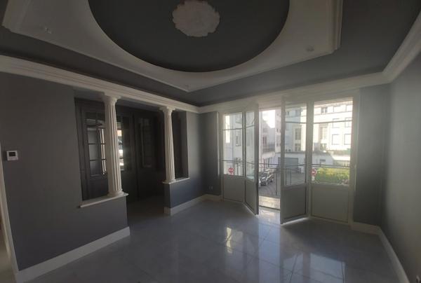 VILLA AVEC DEPENDANCE A LOUER A L'ANNEE