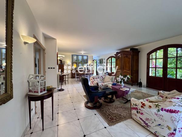 Maison
         7 pièces
        - 221 m² Bien prestige 949 000 € *