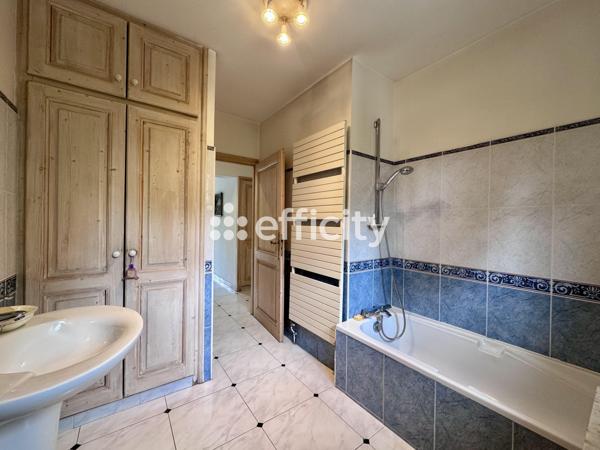 Maison
         7 pièces
        - 221 m² Bien prestige 949 000 € *
