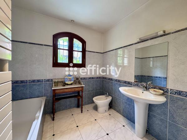 Maison
         7 pièces
        - 221 m² Bien prestige 949 000 € *