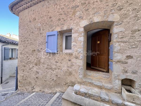 Fayence – Au cœur du village, dans une rue piétonne au calme

Et si vous découvriez bien plus qu’un appartement ?
Au cœur du vieux village de Fayence, cette maison de village de 61 m² habitables, organisée sur trois niveaux, offre une atmosphère rare, pleine de charme et d’authenticité.
Ici, pas de voisin au-dessus ni en dessous : une configuration qui procure une véritable sensation de maison, avec un espace de vie à chaque niveau.
Dès l’entrée, le charme opère.

Un premier niveau convivial et chaleureux : le niveau principal accueille une cuisine ouverte équipée, prolongée par un agréable espace salle à manger, la pièce bénéficie d’une cheminée à foyer fermé, idéale pour créer une ambiance chaleureuse et conviviale.

À l’étage : une véritable suite parentale, le niveau supérieur est entièrement dédié à une très belle chambre parentale, particulièrement lumineuse grâce à son puits de lumière et son Velux. Elle dispose également de sa salle d’eau, de WC et d’un espace dressing, offrant ainsi un véritable espace nuit indépendant et confortable.

En rez-de-village inférieur : un espace plein de caractère, le dernier niveau dévoile un magnifique espace tout en pierre, avec le charme de l’ancien et une cheminée à foyer ouvert.

Un lieu à imaginer selon vos envies :

• en salon cosy et chaleureux, pour profiter pleinement du caractère des lieux 
• ou en seconde chambre, offrant alors une configuration permettant de disposer de deux espaces nuit.

Cet espace bénéficie également d’un accès à une petite terrasse intimiste, parfaite pour installer une petite table et deux chaises et profiter tranquillement d’un café au soleil.

Un WC indépendant complète ce niveau.

Un bien atypique, authentique et modulable
Plus qu’un simple appartement, cette propriété séduit par sa configuration sur trois niveaux, son absence de voisin au-dessus et en dessous, ses éléments anciens, ses pierres apparentes et ses deux cheminées.

Avec ses 62 m², elle offre une distribution particulièrement bien pensée et une sensation d’espace qui se découvre véritablement lors de la visite.

Située dans une rue piétonne du vieux Fayence, vous profitez du calme tout en restant à proximité immédiate du cœur du village et des parkings.
Un bien idéal pour une résidence principale pleine de caractère, un pied-à-terre dans le Var ou un projet de résidence secondaire.

Une maison de village pleine d’âme, à découvrir sans tarder.

Certaines photographies ont fait l’objet d’une mise en scène virtuelle afin de permettre de mieux apprécier les différentes possibilités d’aménagement et de se projeter dans les lieux.