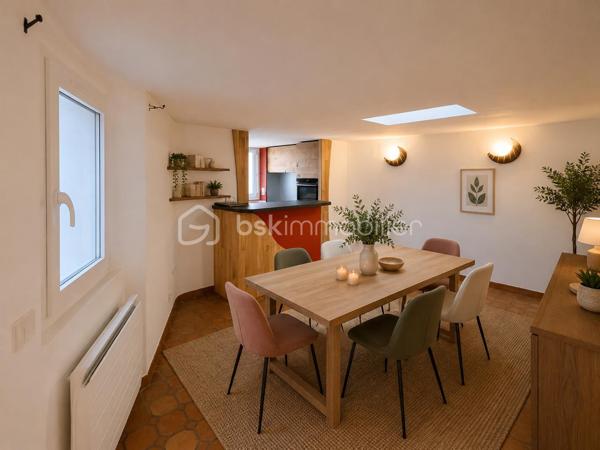 Fayence – Au cœur du village, dans une rue piétonne au calme

Et si vous découvriez bien plus qu’un appartement ?
Au cœur du vieux village de Fayence, cette maison de village de 61 m² habitables, organisée sur trois niveaux, offre une atmosphère rare, pleine de charme et d’authenticité.
Ici, pas de voisin au-dessus ni en dessous : une configuration qui procure une véritable sensation de maison, avec un espace de vie à chaque niveau.
Dès l’entrée, le charme opère.

Un premier niveau convivial et chaleureux : le niveau principal accueille une cuisine ouverte équipée, prolongée par un agréable espace salle à manger, la pièce bénéficie d’une cheminée à foyer fermé, idéale pour créer une ambiance chaleureuse et conviviale.

À l’étage : une véritable suite parentale, le niveau supérieur est entièrement dédié à une très belle chambre parentale, particulièrement lumineuse grâce à son puits de lumière et son Velux. Elle dispose également de sa salle d’eau, de WC et d’un espace dressing, offrant ainsi un véritable espace nuit indépendant et confortable.

En rez-de-village inférieur : un espace plein de caractère, le dernier niveau dévoile un magnifique espace tout en pierre, avec le charme de l’ancien et une cheminée à foyer ouvert.

Un lieu à imaginer selon vos envies :

• en salon cosy et chaleureux, pour profiter pleinement du caractère des lieux 
• ou en seconde chambre, offrant alors une configuration permettant de disposer de deux espaces nuit.

Cet espace bénéficie également d’un accès à une petite terrasse intimiste, parfaite pour installer une petite table et deux chaises et profiter tranquillement d’un café au soleil.

Un WC indépendant complète ce niveau.

Un bien atypique, authentique et modulable
Plus qu’un simple appartement, cette propriété séduit par sa configuration sur trois niveaux, son absence de voisin au-dessus et en dessous, ses éléments anciens, ses pierres apparentes et ses deux cheminées.

Avec ses 62 m², elle offre une distribution particulièrement bien pensée et une sensation d’espace qui se découvre véritablement lors de la visite.

Située dans une rue piétonne du vieux Fayence, vous profitez du calme tout en restant à proximité immédiate du cœur du village et des parkings.
Un bien idéal pour une résidence principale pleine de caractère, un pied-à-terre dans le Var ou un projet de résidence secondaire.

Une maison de village pleine d’âme, à découvrir sans tarder.

Certaines photographies ont fait l’objet d’une mise en scène virtuelle afin de permettre de mieux apprécier les différentes possibilités d’aménagement et de se projeter dans les lieux.