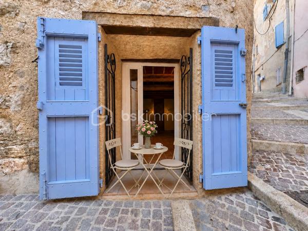 Fayence – Au cœur du village, dans une rue piétonne au calme

Et si vous découvriez bien plus qu’un appartement ?
Au cœur du vieux village de Fayence, cette maison de village de 61 m² habitables, organisée sur trois niveaux, offre une atmosphère rare, pleine de charme et d’authenticité.
Ici, pas de voisin au-dessus ni en dessous : une configuration qui procure une véritable sensation de maison, avec un espace de vie à chaque niveau.
Dès l’entrée, le charme opère.

Un premier niveau convivial et chaleureux : le niveau principal accueille une cuisine ouverte équipée, prolongée par un agréable espace salle à manger, la pièce bénéficie d’une cheminée à foyer fermé, idéale pour créer une ambiance chaleureuse et conviviale.

À l’étage : une véritable suite parentale, le niveau supérieur est entièrement dédié à une très belle chambre parentale, particulièrement lumineuse grâce à son puits de lumière et son Velux. Elle dispose également de sa salle d’eau, de WC et d’un espace dressing, offrant ainsi un véritable espace nuit indépendant et confortable.

En rez-de-village inférieur : un espace plein de caractère, le dernier niveau dévoile un magnifique espace tout en pierre, avec le charme de l’ancien et une cheminée à foyer ouvert.

Un lieu à imaginer selon vos envies :

• en salon cosy et chaleureux, pour profiter pleinement du caractère des lieux 
• ou en seconde chambre, offrant alors une configuration permettant de disposer de deux espaces nuit.

Cet espace bénéficie également d’un accès à une petite terrasse intimiste, parfaite pour installer une petite table et deux chaises et profiter tranquillement d’un café au soleil.

Un WC indépendant complète ce niveau.

Un bien atypique, authentique et modulable
Plus qu’un simple appartement, cette propriété séduit par sa configuration sur trois niveaux, son absence de voisin au-dessus et en dessous, ses éléments anciens, ses pierres apparentes et ses deux cheminées.

Avec ses 62 m², elle offre une distribution particulièrement bien pensée et une sensation d’espace qui se découvre véritablement lors de la visite.

Située dans une rue piétonne du vieux Fayence, vous profitez du calme tout en restant à proximité immédiate du cœur du village et des parkings.
Un bien idéal pour une résidence principale pleine de caractère, un pied-à-terre dans le Var ou un projet de résidence secondaire.

Une maison de village pleine d’âme, à découvrir sans tarder.

Certaines photographies ont fait l’objet d’une mise en scène virtuelle afin de permettre de mieux apprécier les différentes possibilités d’aménagement et de se projeter dans les lieux.