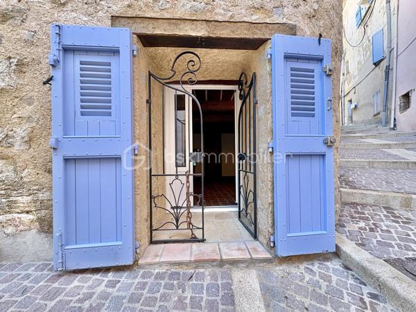 Fayence – Au cœur du village, dans une rue piétonne au calme

Et si vous découvriez bien plus qu’un appartement ?
Au cœur du vieux village de Fayence, cette maison de village de 61 m² habitables, organisée sur trois niveaux, offre une atmosphère rare, pleine de charme et d’authenticité.
Ici, pas de voisin au-dessus ni en dessous : une configuration qui procure une véritable sensation de maison, avec un espace de vie à chaque niveau.
Dès l’entrée, le charme opère.

Un premier niveau convivial et chaleureux : le niveau principal accueille une cuisine ouverte équipée, prolongée par un agréable espace salle à manger, la pièce bénéficie d’une cheminée à foyer fermé, idéale pour créer une ambiance chaleureuse et conviviale.

À l’étage : une véritable suite parentale, le niveau supérieur est entièrement dédié à une très belle chambre parentale, particulièrement lumineuse grâce à son puits de lumière et son Velux. Elle dispose également de sa salle d’eau, de WC et d’un espace dressing, offrant ainsi un véritable espace nuit indépendant et confortable.

En rez-de-village inférieur : un espace plein de caractère, le dernier niveau dévoile un magnifique espace tout en pierre, avec le charme de l’ancien et une cheminée à foyer ouvert.

Un lieu à imaginer selon vos envies :

• en salon cosy et chaleureux, pour profiter pleinement du caractère des lieux 
• ou en seconde chambre, offrant alors une configuration permettant de disposer de deux espaces nuit.

Cet espace bénéficie également d’un accès à une petite terrasse intimiste, parfaite pour installer une petite table et deux chaises et profiter tranquillement d’un café au soleil.

Un WC indépendant complète ce niveau.

Un bien atypique, authentique et modulable
Plus qu’un simple appartement, cette propriété séduit par sa configuration sur trois niveaux, son absence de voisin au-dessus et en dessous, ses éléments anciens, ses pierres apparentes et ses deux cheminées.

Avec ses 62 m², elle offre une distribution particulièrement bien pensée et une sensation d’espace qui se découvre véritablement lors de la visite.

Située dans une rue piétonne du vieux Fayence, vous profitez du calme tout en restant à proximité immédiate du cœur du village et des parkings.
Un bien idéal pour une résidence principale pleine de caractère, un pied-à-terre dans le Var ou un projet de résidence secondaire.

Une maison de village pleine d’âme, à découvrir sans tarder.

Certaines photographies ont fait l’objet d’une mise en scène virtuelle afin de permettre de mieux apprécier les différentes possibilités d’aménagement et de se projeter dans les lieux.