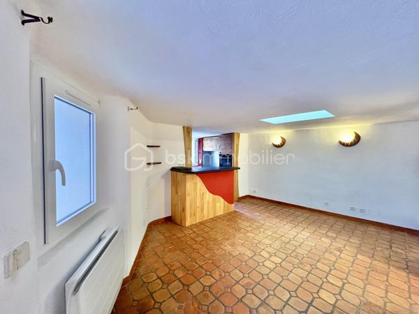 Fayence – Au cœur du village, dans une rue piétonne au calme

Et si vous découvriez bien plus qu’un appartement ?
Au cœur du vieux village de Fayence, cette maison de village de 61 m² habitables, organisée sur trois niveaux, offre une atmosphère rare, pleine de charme et d’authenticité.
Ici, pas de voisin au-dessus ni en dessous : une configuration qui procure une véritable sensation de maison, avec un espace de vie à chaque niveau.
Dès l’entrée, le charme opère.

Un premier niveau convivial et chaleureux : le niveau principal accueille une cuisine ouverte équipée, prolongée par un agréable espace salle à manger, la pièce bénéficie d’une cheminée à foyer fermé, idéale pour créer une ambiance chaleureuse et conviviale.

À l’étage : une véritable suite parentale, le niveau supérieur est entièrement dédié à une très belle chambre parentale, particulièrement lumineuse grâce à son puits de lumière et son Velux. Elle dispose également de sa salle d’eau, de WC et d’un espace dressing, offrant ainsi un véritable espace nuit indépendant et confortable.

En rez-de-village inférieur : un espace plein de caractère, le dernier niveau dévoile un magnifique espace tout en pierre, avec le charme de l’ancien et une cheminée à foyer ouvert.

Un lieu à imaginer selon vos envies :

• en salon cosy et chaleureux, pour profiter pleinement du caractère des lieux 
• ou en seconde chambre, offrant alors une configuration permettant de disposer de deux espaces nuit.

Cet espace bénéficie également d’un accès à une petite terrasse intimiste, parfaite pour installer une petite table et deux chaises et profiter tranquillement d’un café au soleil.

Un WC indépendant complète ce niveau.

Un bien atypique, authentique et modulable
Plus qu’un simple appartement, cette propriété séduit par sa configuration sur trois niveaux, son absence de voisin au-dessus et en dessous, ses éléments anciens, ses pierres apparentes et ses deux cheminées.

Avec ses 62 m², elle offre une distribution particulièrement bien pensée et une sensation d’espace qui se découvre véritablement lors de la visite.

Située dans une rue piétonne du vieux Fayence, vous profitez du calme tout en restant à proximité immédiate du cœur du village et des parkings.
Un bien idéal pour une résidence principale pleine de caractère, un pied-à-terre dans le Var ou un projet de résidence secondaire.

Une maison de village pleine d’âme, à découvrir sans tarder.

Certaines photographies ont fait l’objet d’une mise en scène virtuelle afin de permettre de mieux apprécier les différentes possibilités d’aménagement et de se projeter dans les lieux.