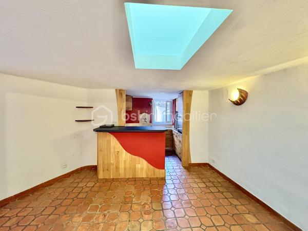 Fayence – Au cœur du village, dans une rue piétonne au calme

Et si vous découvriez bien plus qu’un appartement ?
Au cœur du vieux village de Fayence, cette maison de village de 61 m² habitables, organisée sur trois niveaux, offre une atmosphère rare, pleine de charme et d’authenticité.
Ici, pas de voisin au-dessus ni en dessous : une configuration qui procure une véritable sensation de maison, avec un espace de vie à chaque niveau.
Dès l’entrée, le charme opère.

Un premier niveau convivial et chaleureux : le niveau principal accueille une cuisine ouverte équipée, prolongée par un agréable espace salle à manger, la pièce bénéficie d’une cheminée à foyer fermé, idéale pour créer une ambiance chaleureuse et conviviale.

À l’étage : une véritable suite parentale, le niveau supérieur est entièrement dédié à une très belle chambre parentale, particulièrement lumineuse grâce à son puits de lumière et son Velux. Elle dispose également de sa salle d’eau, de WC et d’un espace dressing, offrant ainsi un véritable espace nuit indépendant et confortable.

En rez-de-village inférieur : un espace plein de caractère, le dernier niveau dévoile un magnifique espace tout en pierre, avec le charme de l’ancien et une cheminée à foyer ouvert.

Un lieu à imaginer selon vos envies :

• en salon cosy et chaleureux, pour profiter pleinement du caractère des lieux 
• ou en seconde chambre, offrant alors une configuration permettant de disposer de deux espaces nuit.

Cet espace bénéficie également d’un accès à une petite terrasse intimiste, parfaite pour installer une petite table et deux chaises et profiter tranquillement d’un café au soleil.

Un WC indépendant complète ce niveau.

Un bien atypique, authentique et modulable
Plus qu’un simple appartement, cette propriété séduit par sa configuration sur trois niveaux, son absence de voisin au-dessus et en dessous, ses éléments anciens, ses pierres apparentes et ses deux cheminées.

Avec ses 62 m², elle offre une distribution particulièrement bien pensée et une sensation d’espace qui se découvre véritablement lors de la visite.

Située dans une rue piétonne du vieux Fayence, vous profitez du calme tout en restant à proximité immédiate du cœur du village et des parkings.
Un bien idéal pour une résidence principale pleine de caractère, un pied-à-terre dans le Var ou un projet de résidence secondaire.

Une maison de village pleine d’âme, à découvrir sans tarder.

Certaines photographies ont fait l’objet d’une mise en scène virtuelle afin de permettre de mieux apprécier les différentes possibilités d’aménagement et de se projeter dans les lieux.