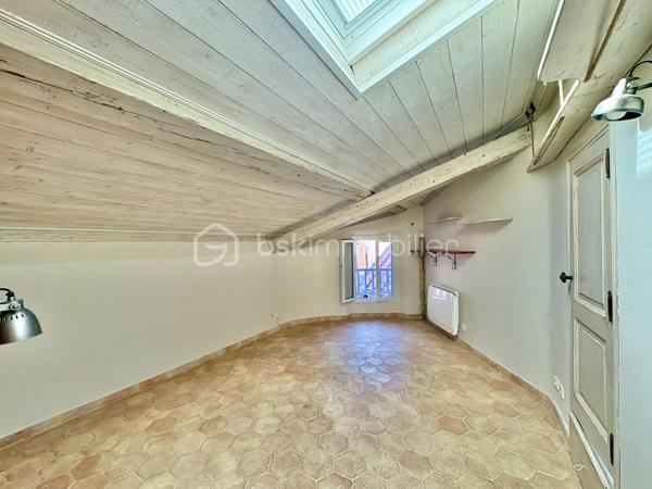 Fayence – Au cœur du village, dans une rue piétonne au calme

Et si vous découvriez bien plus qu’un appartement ?
Au cœur du vieux village de Fayence, cette maison de village de 61 m² habitables, organisée sur trois niveaux, offre une atmosphère rare, pleine de charme et d’authenticité.
Ici, pas de voisin au-dessus ni en dessous : une configuration qui procure une véritable sensation de maison, avec un espace de vie à chaque niveau.
Dès l’entrée, le charme opère.

Un premier niveau convivial et chaleureux : le niveau principal accueille une cuisine ouverte équipée, prolongée par un agréable espace salle à manger, la pièce bénéficie d’une cheminée à foyer fermé, idéale pour créer une ambiance chaleureuse et conviviale.

À l’étage : une véritable suite parentale, le niveau supérieur est entièrement dédié à une très belle chambre parentale, particulièrement lumineuse grâce à son puits de lumière et son Velux. Elle dispose également de sa salle d’eau, de WC et d’un espace dressing, offrant ainsi un véritable espace nuit indépendant et confortable.

En rez-de-village inférieur : un espace plein de caractère, le dernier niveau dévoile un magnifique espace tout en pierre, avec le charme de l’ancien et une cheminée à foyer ouvert.

Un lieu à imaginer selon vos envies :

• en salon cosy et chaleureux, pour profiter pleinement du caractère des lieux 
• ou en seconde chambre, offrant alors une configuration permettant de disposer de deux espaces nuit.

Cet espace bénéficie également d’un accès à une petite terrasse intimiste, parfaite pour installer une petite table et deux chaises et profiter tranquillement d’un café au soleil.

Un WC indépendant complète ce niveau.

Un bien atypique, authentique et modulable
Plus qu’un simple appartement, cette propriété séduit par sa configuration sur trois niveaux, son absence de voisin au-dessus et en dessous, ses éléments anciens, ses pierres apparentes et ses deux cheminées.

Avec ses 62 m², elle offre une distribution particulièrement bien pensée et une sensation d’espace qui se découvre véritablement lors de la visite.

Située dans une rue piétonne du vieux Fayence, vous profitez du calme tout en restant à proximité immédiate du cœur du village et des parkings.
Un bien idéal pour une résidence principale pleine de caractère, un pied-à-terre dans le Var ou un projet de résidence secondaire.

Une maison de village pleine d’âme, à découvrir sans tarder.

Certaines photographies ont fait l’objet d’une mise en scène virtuelle afin de permettre de mieux apprécier les différentes possibilités d’aménagement et de se projeter dans les lieux.