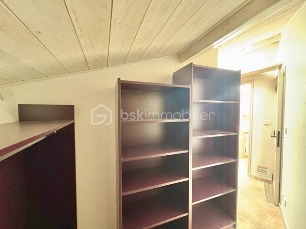 Fayence – Au cœur du village, dans une rue piétonne au calme

Et si vous découvriez bien plus qu’un appartement ?
Au cœur du vieux village de Fayence, cette maison de village de 61 m² habitables, organisée sur trois niveaux, offre une atmosphère rare, pleine de charme et d’authenticité.
Ici, pas de voisin au-dessus ni en dessous : une configuration qui procure une véritable sensation de maison, avec un espace de vie à chaque niveau.
Dès l’entrée, le charme opère.

Un premier niveau convivial et chaleureux : le niveau principal accueille une cuisine ouverte équipée, prolongée par un agréable espace salle à manger, la pièce bénéficie d’une cheminée à foyer fermé, idéale pour créer une ambiance chaleureuse et conviviale.

À l’étage : une véritable suite parentale, le niveau supérieur est entièrement dédié à une très belle chambre parentale, particulièrement lumineuse grâce à son puits de lumière et son Velux. Elle dispose également de sa salle d’eau, de WC et d’un espace dressing, offrant ainsi un véritable espace nuit indépendant et confortable.

En rez-de-village inférieur : un espace plein de caractère, le dernier niveau dévoile un magnifique espace tout en pierre, avec le charme de l’ancien et une cheminée à foyer ouvert.

Un lieu à imaginer selon vos envies :

• en salon cosy et chaleureux, pour profiter pleinement du caractère des lieux 
• ou en seconde chambre, offrant alors une configuration permettant de disposer de deux espaces nuit.

Cet espace bénéficie également d’un accès à une petite terrasse intimiste, parfaite pour installer une petite table et deux chaises et profiter tranquillement d’un café au soleil.

Un WC indépendant complète ce niveau.

Un bien atypique, authentique et modulable
Plus qu’un simple appartement, cette propriété séduit par sa configuration sur trois niveaux, son absence de voisin au-dessus et en dessous, ses éléments anciens, ses pierres apparentes et ses deux cheminées.

Avec ses 62 m², elle offre une distribution particulièrement bien pensée et une sensation d’espace qui se découvre véritablement lors de la visite.

Située dans une rue piétonne du vieux Fayence, vous profitez du calme tout en restant à proximité immédiate du cœur du village et des parkings.
Un bien idéal pour une résidence principale pleine de caractère, un pied-à-terre dans le Var ou un projet de résidence secondaire.

Une maison de village pleine d’âme, à découvrir sans tarder.

Certaines photographies ont fait l’objet d’une mise en scène virtuelle afin de permettre de mieux apprécier les différentes possibilités d’aménagement et de se projeter dans les lieux.