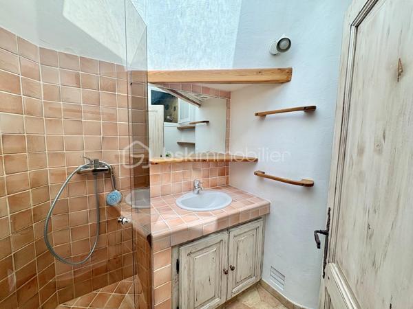 Fayence – Au cœur du village, dans une rue piétonne au calme

Et si vous découvriez bien plus qu’un appartement ?
Au cœur du vieux village de Fayence, cette maison de village de 61 m² habitables, organisée sur trois niveaux, offre une atmosphère rare, pleine de charme et d’authenticité.
Ici, pas de voisin au-dessus ni en dessous : une configuration qui procure une véritable sensation de maison, avec un espace de vie à chaque niveau.
Dès l’entrée, le charme opère.

Un premier niveau convivial et chaleureux : le niveau principal accueille une cuisine ouverte équipée, prolongée par un agréable espace salle à manger, la pièce bénéficie d’une cheminée à foyer fermé, idéale pour créer une ambiance chaleureuse et conviviale.

À l’étage : une véritable suite parentale, le niveau supérieur est entièrement dédié à une très belle chambre parentale, particulièrement lumineuse grâce à son puits de lumière et son Velux. Elle dispose également de sa salle d’eau, de WC et d’un espace dressing, offrant ainsi un véritable espace nuit indépendant et confortable.

En rez-de-village inférieur : un espace plein de caractère, le dernier niveau dévoile un magnifique espace tout en pierre, avec le charme de l’ancien et une cheminée à foyer ouvert.

Un lieu à imaginer selon vos envies :

• en salon cosy et chaleureux, pour profiter pleinement du caractère des lieux 
• ou en seconde chambre, offrant alors une configuration permettant de disposer de deux espaces nuit.

Cet espace bénéficie également d’un accès à une petite terrasse intimiste, parfaite pour installer une petite table et deux chaises et profiter tranquillement d’un café au soleil.

Un WC indépendant complète ce niveau.

Un bien atypique, authentique et modulable
Plus qu’un simple appartement, cette propriété séduit par sa configuration sur trois niveaux, son absence de voisin au-dessus et en dessous, ses éléments anciens, ses pierres apparentes et ses deux cheminées.

Avec ses 62 m², elle offre une distribution particulièrement bien pensée et une sensation d’espace qui se découvre véritablement lors de la visite.

Située dans une rue piétonne du vieux Fayence, vous profitez du calme tout en restant à proximité immédiate du cœur du village et des parkings.
Un bien idéal pour une résidence principale pleine de caractère, un pied-à-terre dans le Var ou un projet de résidence secondaire.

Une maison de village pleine d’âme, à découvrir sans tarder.

Certaines photographies ont fait l’objet d’une mise en scène virtuelle afin de permettre de mieux apprécier les différentes possibilités d’aménagement et de se projeter dans les lieux.