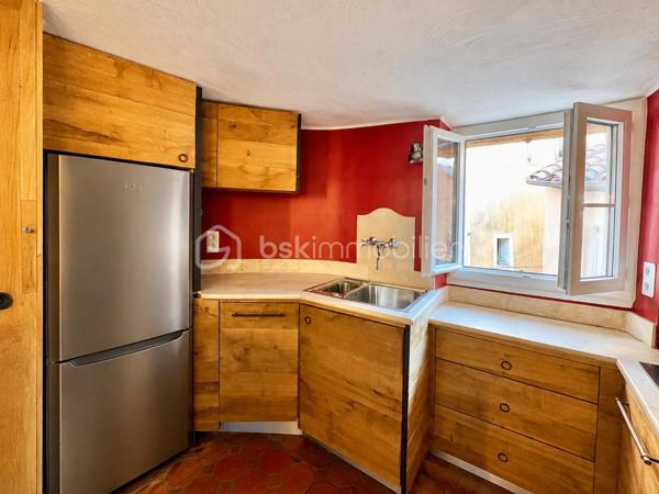 Fayence – Au cœur du village, dans une rue piétonne au calme

Et si vous découvriez bien plus qu’un appartement ?
Au cœur du vieux village de Fayence, cette maison de village de 61 m² habitables, organisée sur trois niveaux, offre une atmosphère rare, pleine de charme et d’authenticité.
Ici, pas de voisin au-dessus ni en dessous : une configuration qui procure une véritable sensation de maison, avec un espace de vie à chaque niveau.
Dès l’entrée, le charme opère.

Un premier niveau convivial et chaleureux : le niveau principal accueille une cuisine ouverte équipée, prolongée par un agréable espace salle à manger, la pièce bénéficie d’une cheminée à foyer fermé, idéale pour créer une ambiance chaleureuse et conviviale.

À l’étage : une véritable suite parentale, le niveau supérieur est entièrement dédié à une très belle chambre parentale, particulièrement lumineuse grâce à son puits de lumière et son Velux. Elle dispose également de sa salle d’eau, de WC et d’un espace dressing, offrant ainsi un véritable espace nuit indépendant et confortable.

En rez-de-village inférieur : un espace plein de caractère, le dernier niveau dévoile un magnifique espace tout en pierre, avec le charme de l’ancien et une cheminée à foyer ouvert.

Un lieu à imaginer selon vos envies :

• en salon cosy et chaleureux, pour profiter pleinement du caractère des lieux 
• ou en seconde chambre, offrant alors une configuration permettant de disposer de deux espaces nuit.

Cet espace bénéficie également d’un accès à une petite terrasse intimiste, parfaite pour installer une petite table et deux chaises et profiter tranquillement d’un café au soleil.

Un WC indépendant complète ce niveau.

Un bien atypique, authentique et modulable
Plus qu’un simple appartement, cette propriété séduit par sa configuration sur trois niveaux, son absence de voisin au-dessus et en dessous, ses éléments anciens, ses pierres apparentes et ses deux cheminées.

Avec ses 62 m², elle offre une distribution particulièrement bien pensée et une sensation d’espace qui se découvre véritablement lors de la visite.

Située dans une rue piétonne du vieux Fayence, vous profitez du calme tout en restant à proximité immédiate du cœur du village et des parkings.
Un bien idéal pour une résidence principale pleine de caractère, un pied-à-terre dans le Var ou un projet de résidence secondaire.

Une maison de village pleine d’âme, à découvrir sans tarder.

Certaines photographies ont fait l’objet d’une mise en scène virtuelle afin de permettre de mieux apprécier les différentes possibilités d’aménagement et de se projeter dans les lieux.