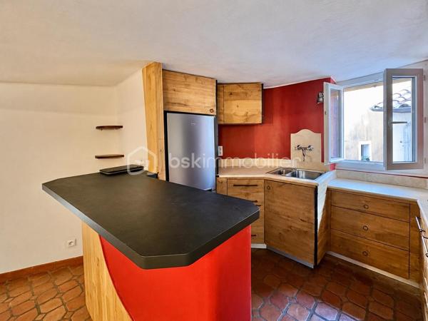 Fayence – Au cœur du village, dans une rue piétonne au calme

Et si vous découvriez bien plus qu’un appartement ?
Au cœur du vieux village de Fayence, cette maison de village de 61 m² habitables, organisée sur trois niveaux, offre une atmosphère rare, pleine de charme et d’authenticité.
Ici, pas de voisin au-dessus ni en dessous : une configuration qui procure une véritable sensation de maison, avec un espace de vie à chaque niveau.
Dès l’entrée, le charme opère.

Un premier niveau convivial et chaleureux : le niveau principal accueille une cuisine ouverte équipée, prolongée par un agréable espace salle à manger, la pièce bénéficie d’une cheminée à foyer fermé, idéale pour créer une ambiance chaleureuse et conviviale.

À l’étage : une véritable suite parentale, le niveau supérieur est entièrement dédié à une très belle chambre parentale, particulièrement lumineuse grâce à son puits de lumière et son Velux. Elle dispose également de sa salle d’eau, de WC et d’un espace dressing, offrant ainsi un véritable espace nuit indépendant et confortable.

En rez-de-village inférieur : un espace plein de caractère, le dernier niveau dévoile un magnifique espace tout en pierre, avec le charme de l’ancien et une cheminée à foyer ouvert.

Un lieu à imaginer selon vos envies :

• en salon cosy et chaleureux, pour profiter pleinement du caractère des lieux 
• ou en seconde chambre, offrant alors une configuration permettant de disposer de deux espaces nuit.

Cet espace bénéficie également d’un accès à une petite terrasse intimiste, parfaite pour installer une petite table et deux chaises et profiter tranquillement d’un café au soleil.

Un WC indépendant complète ce niveau.

Un bien atypique, authentique et modulable
Plus qu’un simple appartement, cette propriété séduit par sa configuration sur trois niveaux, son absence de voisin au-dessus et en dessous, ses éléments anciens, ses pierres apparentes et ses deux cheminées.

Avec ses 62 m², elle offre une distribution particulièrement bien pensée et une sensation d’espace qui se découvre véritablement lors de la visite.

Située dans une rue piétonne du vieux Fayence, vous profitez du calme tout en restant à proximité immédiate du cœur du village et des parkings.
Un bien idéal pour une résidence principale pleine de caractère, un pied-à-terre dans le Var ou un projet de résidence secondaire.

Une maison de village pleine d’âme, à découvrir sans tarder.

Certaines photographies ont fait l’objet d’une mise en scène virtuelle afin de permettre de mieux apprécier les différentes possibilités d’aménagement et de se projeter dans les lieux.