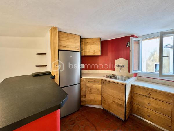 Fayence – Au cœur du village, dans une rue piétonne au calme

Et si vous découvriez bien plus qu’un appartement ?
Au cœur du vieux village de Fayence, cette maison de village de 61 m² habitables, organisée sur trois niveaux, offre une atmosphère rare, pleine de charme et d’authenticité.
Ici, pas de voisin au-dessus ni en dessous : une configuration qui procure une véritable sensation de maison, avec un espace de vie à chaque niveau.
Dès l’entrée, le charme opère.

Un premier niveau convivial et chaleureux : le niveau principal accueille une cuisine ouverte équipée, prolongée par un agréable espace salle à manger, la pièce bénéficie d’une cheminée à foyer fermé, idéale pour créer une ambiance chaleureuse et conviviale.

À l’étage : une véritable suite parentale, le niveau supérieur est entièrement dédié à une très belle chambre parentale, particulièrement lumineuse grâce à son puits de lumière et son Velux. Elle dispose également de sa salle d’eau, de WC et d’un espace dressing, offrant ainsi un véritable espace nuit indépendant et confortable.

En rez-de-village inférieur : un espace plein de caractère, le dernier niveau dévoile un magnifique espace tout en pierre, avec le charme de l’ancien et une cheminée à foyer ouvert.

Un lieu à imaginer selon vos envies :

• en salon cosy et chaleureux, pour profiter pleinement du caractère des lieux 
• ou en seconde chambre, offrant alors une configuration permettant de disposer de deux espaces nuit.

Cet espace bénéficie également d’un accès à une petite terrasse intimiste, parfaite pour installer une petite table et deux chaises et profiter tranquillement d’un café au soleil.

Un WC indépendant complète ce niveau.

Un bien atypique, authentique et modulable
Plus qu’un simple appartement, cette propriété séduit par sa configuration sur trois niveaux, son absence de voisin au-dessus et en dessous, ses éléments anciens, ses pierres apparentes et ses deux cheminées.

Avec ses 62 m², elle offre une distribution particulièrement bien pensée et une sensation d’espace qui se découvre véritablement lors de la visite.

Située dans une rue piétonne du vieux Fayence, vous profitez du calme tout en restant à proximité immédiate du cœur du village et des parkings.
Un bien idéal pour une résidence principale pleine de caractère, un pied-à-terre dans le Var ou un projet de résidence secondaire.

Une maison de village pleine d’âme, à découvrir sans tarder.

Certaines photographies ont fait l’objet d’une mise en scène virtuelle afin de permettre de mieux apprécier les différentes possibilités d’aménagement et de se projeter dans les lieux.