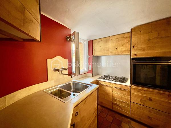 Fayence – Au cœur du village, dans une rue piétonne au calme

Et si vous découvriez bien plus qu’un appartement ?
Au cœur du vieux village de Fayence, cette maison de village de 61 m² habitables, organisée sur trois niveaux, offre une atmosphère rare, pleine de charme et d’authenticité.
Ici, pas de voisin au-dessus ni en dessous : une configuration qui procure une véritable sensation de maison, avec un espace de vie à chaque niveau.
Dès l’entrée, le charme opère.

Un premier niveau convivial et chaleureux : le niveau principal accueille une cuisine ouverte équipée, prolongée par un agréable espace salle à manger, la pièce bénéficie d’une cheminée à foyer fermé, idéale pour créer une ambiance chaleureuse et conviviale.

À l’étage : une véritable suite parentale, le niveau supérieur est entièrement dédié à une très belle chambre parentale, particulièrement lumineuse grâce à son puits de lumière et son Velux. Elle dispose également de sa salle d’eau, de WC et d’un espace dressing, offrant ainsi un véritable espace nuit indépendant et confortable.

En rez-de-village inférieur : un espace plein de caractère, le dernier niveau dévoile un magnifique espace tout en pierre, avec le charme de l’ancien et une cheminée à foyer ouvert.

Un lieu à imaginer selon vos envies :

• en salon cosy et chaleureux, pour profiter pleinement du caractère des lieux 
• ou en seconde chambre, offrant alors une configuration permettant de disposer de deux espaces nuit.

Cet espace bénéficie également d’un accès à une petite terrasse intimiste, parfaite pour installer une petite table et deux chaises et profiter tranquillement d’un café au soleil.

Un WC indépendant complète ce niveau.

Un bien atypique, authentique et modulable
Plus qu’un simple appartement, cette propriété séduit par sa configuration sur trois niveaux, son absence de voisin au-dessus et en dessous, ses éléments anciens, ses pierres apparentes et ses deux cheminées.

Avec ses 62 m², elle offre une distribution particulièrement bien pensée et une sensation d’espace qui se découvre véritablement lors de la visite.

Située dans une rue piétonne du vieux Fayence, vous profitez du calme tout en restant à proximité immédiate du cœur du village et des parkings.
Un bien idéal pour une résidence principale pleine de caractère, un pied-à-terre dans le Var ou un projet de résidence secondaire.

Une maison de village pleine d’âme, à découvrir sans tarder.

Certaines photographies ont fait l’objet d’une mise en scène virtuelle afin de permettre de mieux apprécier les différentes possibilités d’aménagement et de se projeter dans les lieux.