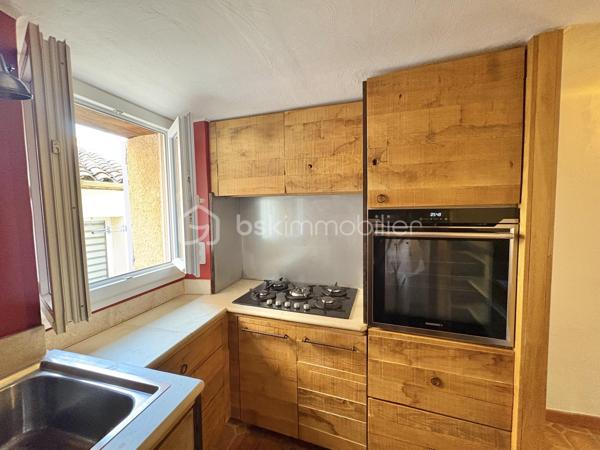 Fayence – Au cœur du village, dans une rue piétonne au calme

Et si vous découvriez bien plus qu’un appartement ?
Au cœur du vieux village de Fayence, cette maison de village de 61 m² habitables, organisée sur trois niveaux, offre une atmosphère rare, pleine de charme et d’authenticité.
Ici, pas de voisin au-dessus ni en dessous : une configuration qui procure une véritable sensation de maison, avec un espace de vie à chaque niveau.
Dès l’entrée, le charme opère.

Un premier niveau convivial et chaleureux : le niveau principal accueille une cuisine ouverte équipée, prolongée par un agréable espace salle à manger, la pièce bénéficie d’une cheminée à foyer fermé, idéale pour créer une ambiance chaleureuse et conviviale.

À l’étage : une véritable suite parentale, le niveau supérieur est entièrement dédié à une très belle chambre parentale, particulièrement lumineuse grâce à son puits de lumière et son Velux. Elle dispose également de sa salle d’eau, de WC et d’un espace dressing, offrant ainsi un véritable espace nuit indépendant et confortable.

En rez-de-village inférieur : un espace plein de caractère, le dernier niveau dévoile un magnifique espace tout en pierre, avec le charme de l’ancien et une cheminée à foyer ouvert.

Un lieu à imaginer selon vos envies :

• en salon cosy et chaleureux, pour profiter pleinement du caractère des lieux 
• ou en seconde chambre, offrant alors une configuration permettant de disposer de deux espaces nuit.

Cet espace bénéficie également d’un accès à une petite terrasse intimiste, parfaite pour installer une petite table et deux chaises et profiter tranquillement d’un café au soleil.

Un WC indépendant complète ce niveau.

Un bien atypique, authentique et modulable
Plus qu’un simple appartement, cette propriété séduit par sa configuration sur trois niveaux, son absence de voisin au-dessus et en dessous, ses éléments anciens, ses pierres apparentes et ses deux cheminées.

Avec ses 62 m², elle offre une distribution particulièrement bien pensée et une sensation d’espace qui se découvre véritablement lors de la visite.

Située dans une rue piétonne du vieux Fayence, vous profitez du calme tout en restant à proximité immédiate du cœur du village et des parkings.
Un bien idéal pour une résidence principale pleine de caractère, un pied-à-terre dans le Var ou un projet de résidence secondaire.

Une maison de village pleine d’âme, à découvrir sans tarder.

Certaines photographies ont fait l’objet d’une mise en scène virtuelle afin de permettre de mieux apprécier les différentes possibilités d’aménagement et de se projeter dans les lieux.