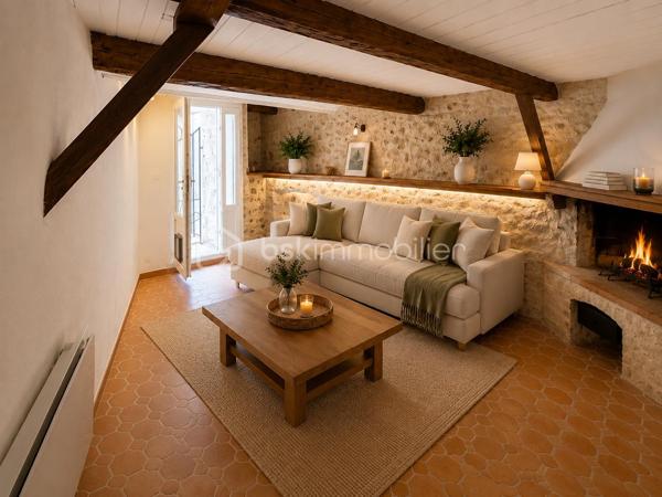 Fayence – Au cœur du village, dans une rue piétonne au calme

Et si vous découvriez bien plus qu’un appartement ?
Au cœur du vieux village de Fayence, cette maison de village de 61 m² habitables, organisée sur trois niveaux, offre une atmosphère rare, pleine de charme et d’authenticité.
Ici, pas de voisin au-dessus ni en dessous : une configuration qui procure une véritable sensation de maison, avec un espace de vie à chaque niveau.
Dès l’entrée, le charme opère.

Un premier niveau convivial et chaleureux : le niveau principal accueille une cuisine ouverte équipée, prolongée par un agréable espace salle à manger, la pièce bénéficie d’une cheminée à foyer fermé, idéale pour créer une ambiance chaleureuse et conviviale.

À l’étage : une véritable suite parentale, le niveau supérieur est entièrement dédié à une très belle chambre parentale, particulièrement lumineuse grâce à son puits de lumière et son Velux. Elle dispose également de sa salle d’eau, de WC et d’un espace dressing, offrant ainsi un véritable espace nuit indépendant et confortable.

En rez-de-village inférieur : un espace plein de caractère, le dernier niveau dévoile un magnifique espace tout en pierre, avec le charme de l’ancien et une cheminée à foyer ouvert.

Un lieu à imaginer selon vos envies :

• en salon cosy et chaleureux, pour profiter pleinement du caractère des lieux 
• ou en seconde chambre, offrant alors une configuration permettant de disposer de deux espaces nuit.

Cet espace bénéficie également d’un accès à une petite terrasse intimiste, parfaite pour installer une petite table et deux chaises et profiter tranquillement d’un café au soleil.

Un WC indépendant complète ce niveau.

Un bien atypique, authentique et modulable
Plus qu’un simple appartement, cette propriété séduit par sa configuration sur trois niveaux, son absence de voisin au-dessus et en dessous, ses éléments anciens, ses pierres apparentes et ses deux cheminées.

Avec ses 62 m², elle offre une distribution particulièrement bien pensée et une sensation d’espace qui se découvre véritablement lors de la visite.

Située dans une rue piétonne du vieux Fayence, vous profitez du calme tout en restant à proximité immédiate du cœur du village et des parkings.
Un bien idéal pour une résidence principale pleine de caractère, un pied-à-terre dans le Var ou un projet de résidence secondaire.

Une maison de village pleine d’âme, à découvrir sans tarder.

Certaines photographies ont fait l’objet d’une mise en scène virtuelle afin de permettre de mieux apprécier les différentes possibilités d’aménagement et de se projeter dans les lieux.
