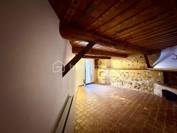 Fayence – Au cœur du village, dans une rue piétonne au calme

Et si vous découvriez bien plus qu’un appartement ?
Au cœur du vieux village de Fayence, cette maison de village de 61 m² habitables, organisée sur trois niveaux, offre une atmosphère rare, pleine de charme et d’authenticité.
Ici, pas de voisin au-dessus ni en dessous : une configuration qui procure une véritable sensation de maison, avec un espace de vie à chaque niveau.
Dès l’entrée, le charme opère.

Un premier niveau convivial et chaleureux : le niveau principal accueille une cuisine ouverte équipée, prolongée par un agréable espace salle à manger, la pièce bénéficie d’une cheminée à foyer fermé, idéale pour créer une ambiance chaleureuse et conviviale.

À l’étage : une véritable suite parentale, le niveau supérieur est entièrement dédié à une très belle chambre parentale, particulièrement lumineuse grâce à son puits de lumière et son Velux. Elle dispose également de sa salle d’eau, de WC et d’un espace dressing, offrant ainsi un véritable espace nuit indépendant et confortable.

En rez-de-village inférieur : un espace plein de caractère, le dernier niveau dévoile un magnifique espace tout en pierre, avec le charme de l’ancien et une cheminée à foyer ouvert.

Un lieu à imaginer selon vos envies :

• en salon cosy et chaleureux, pour profiter pleinement du caractère des lieux 
• ou en seconde chambre, offrant alors une configuration permettant de disposer de deux espaces nuit.

Cet espace bénéficie également d’un accès à une petite terrasse intimiste, parfaite pour installer une petite table et deux chaises et profiter tranquillement d’un café au soleil.

Un WC indépendant complète ce niveau.

Un bien atypique, authentique et modulable
Plus qu’un simple appartement, cette propriété séduit par sa configuration sur trois niveaux, son absence de voisin au-dessus et en dessous, ses éléments anciens, ses pierres apparentes et ses deux cheminées.

Avec ses 62 m², elle offre une distribution particulièrement bien pensée et une sensation d’espace qui se découvre véritablement lors de la visite.

Située dans une rue piétonne du vieux Fayence, vous profitez du calme tout en restant à proximité immédiate du cœur du village et des parkings.
Un bien idéal pour une résidence principale pleine de caractère, un pied-à-terre dans le Var ou un projet de résidence secondaire.

Une maison de village pleine d’âme, à découvrir sans tarder.

Certaines photographies ont fait l’objet d’une mise en scène virtuelle afin de permettre de mieux apprécier les différentes possibilités d’aménagement et de se projeter dans les lieux.