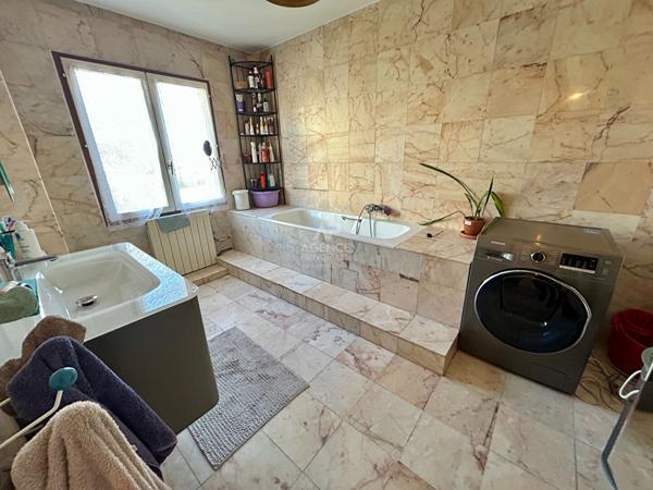 Maison 7 pièces 5 chambres 412m² terrain €670 000 ** - Référence 8713