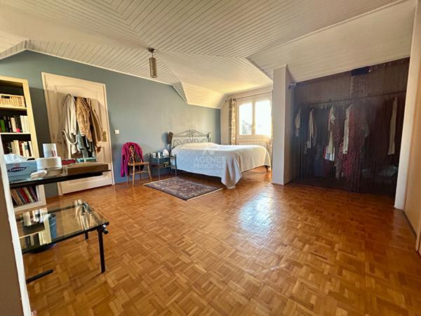 Maison 7 pièces 5 chambres 412m² terrain €670 000 ** - Référence 8713