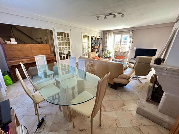 Maison 7 pièces 5 chambres 412m² terrain €670 000 ** - Référence 8713