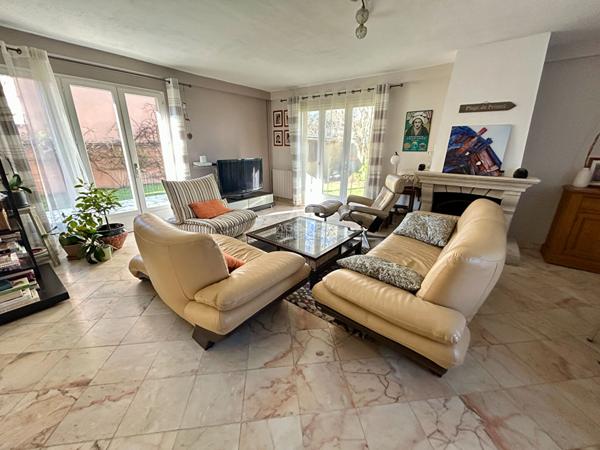 Maison 7 pièces 5 chambres 412m² terrain €670 000 ** - Référence 8713