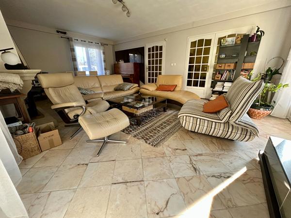Maison 7 pièces 5 chambres 412m² terrain €670 000 ** - Référence 8713