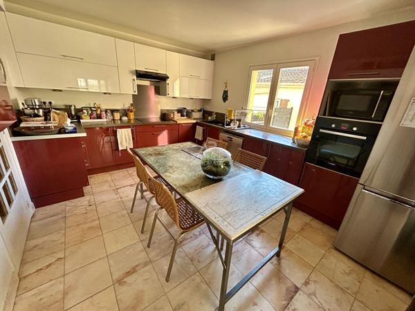 Maison 7 pièces 5 chambres 412m² terrain €670 000 ** - Référence 8713