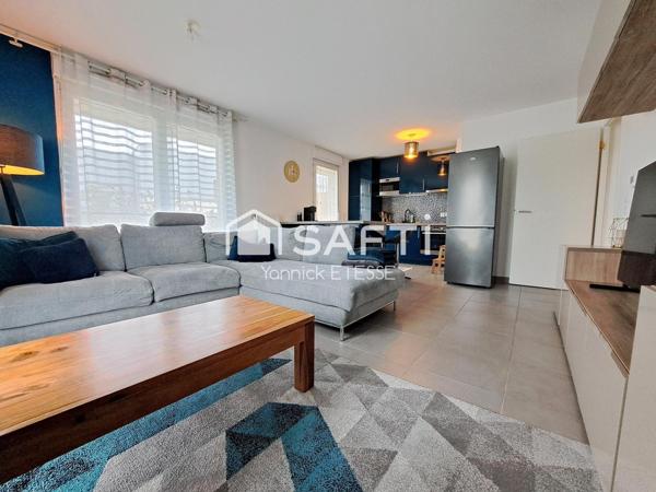 Trois pièces de 2017 avec grand balcon, deux places de parking en sous-sol.