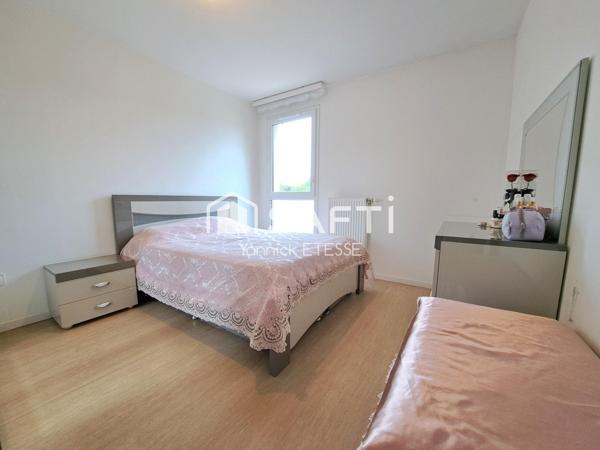 Trois pièces de 2017 avec grand balcon, deux places de parking en sous-sol.