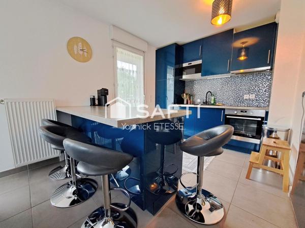 Trois pièces de 2017 avec grand balcon, deux places de parking en sous-sol.