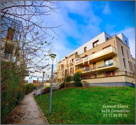 Trois pièces de 2017 avec grand balcon, deux places de parking en sous-sol.